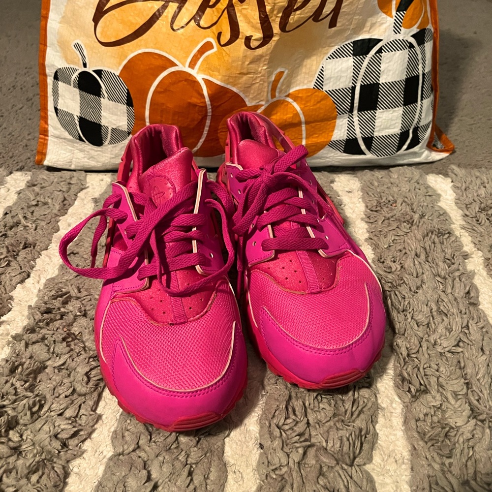 Super cool and comfy pink huarache’s! Awesome shoe! Also fits women size 7.5.